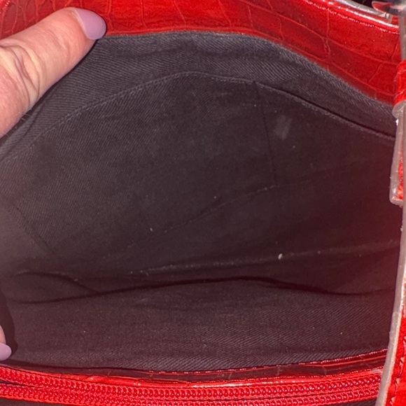 Elegant Red Crocodile-Embossed Shoulder Bag - Picture 5 of 5